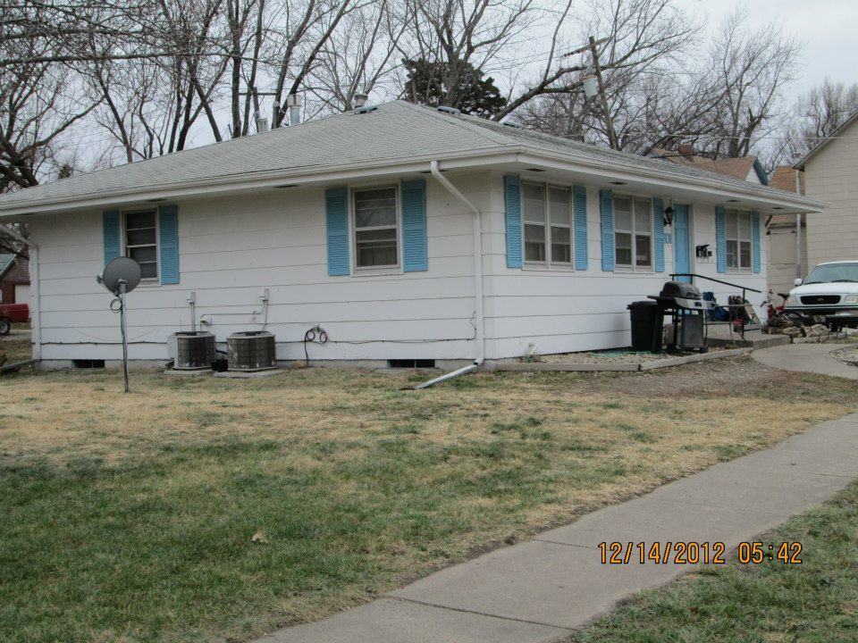 201 W 12th Ave #1, Emporia, KS — 3 Bedroom, 1 Bath